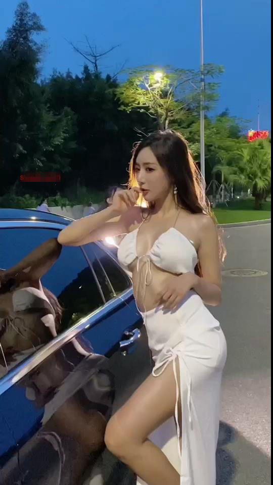 [绣人模特系列]王馨瑶视频写真 蓝白长裙